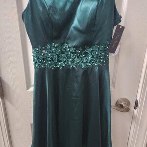 Emerald green City Studio formal dress with pearl beaded lace detailing and spag